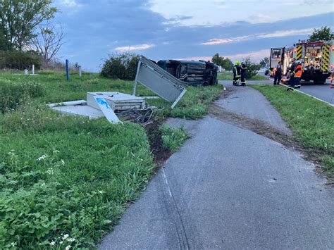 Unfall in Glashütte: Zwei Verletzte, Verursacher auf der Flucht.